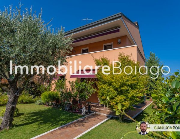 INCANTEVOLE VILLA CON PISCINA E DÉPENDANCE