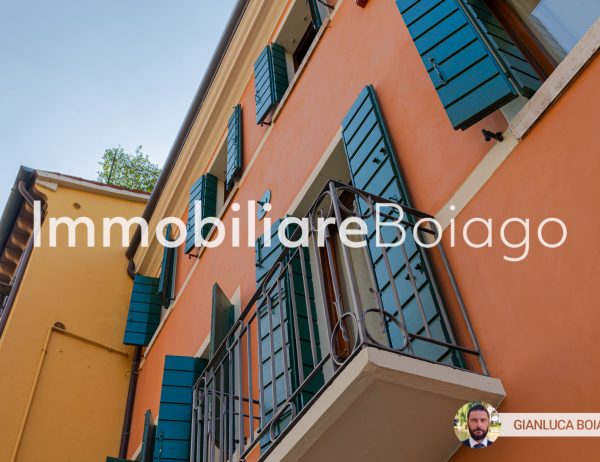 Palazzetto con corte e garage