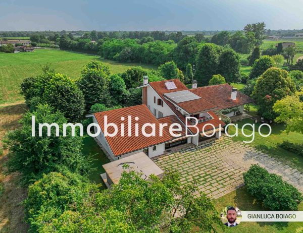 Villa dalle generose dimensioni divisibile in due unità