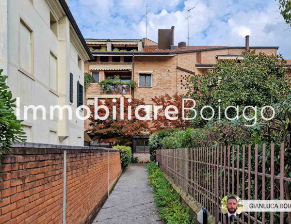 Bicamere fronte mura con terrazza abitabile