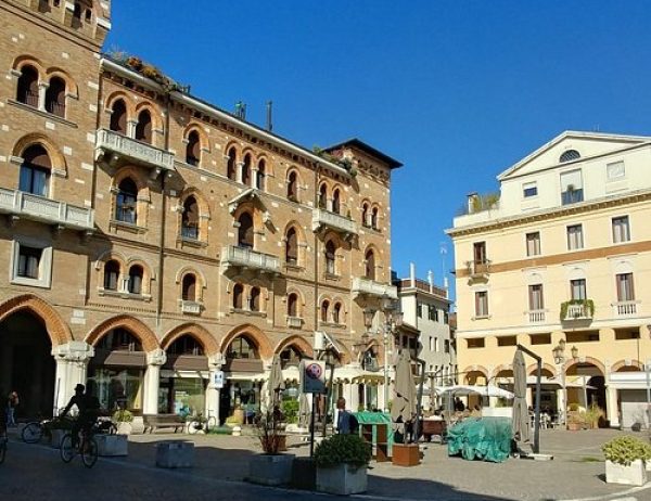 IL TUO SPAZIO COMMERCIALE NEL CUORE DI TREVISO