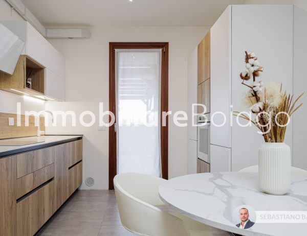 Raffinata villetta a schiera con spazio verde privato in vendita a Varago